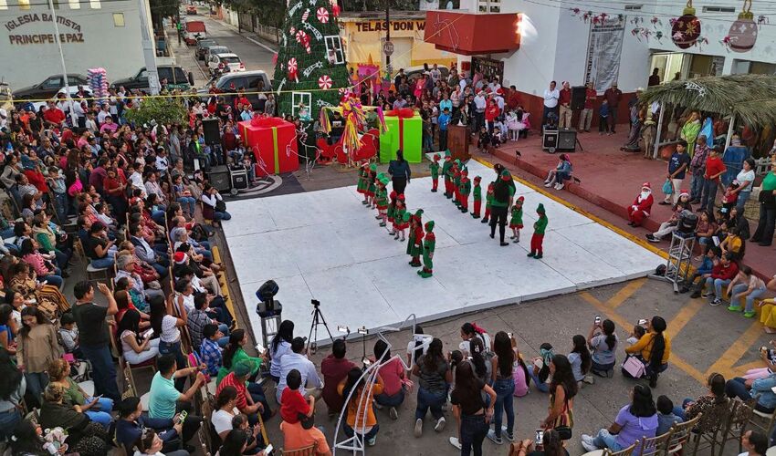ENCENDIDO DEL PINO NAVIDEÑO EN ALDAMA