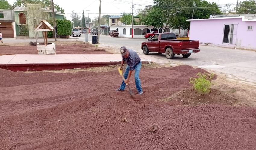 Aplicación de gravilla de tezontle en las áreas exteriores de la Casa de la Cultura.