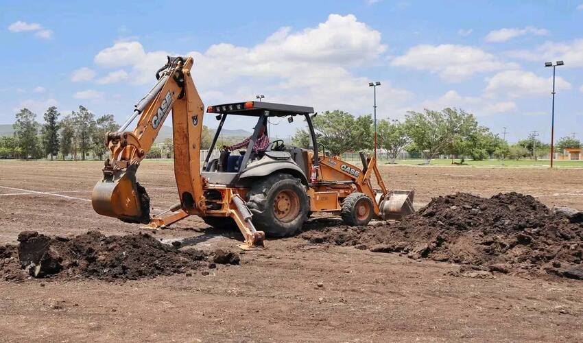 construcción de la cancha de fútbol 11 en el Gimnasio Municipal
